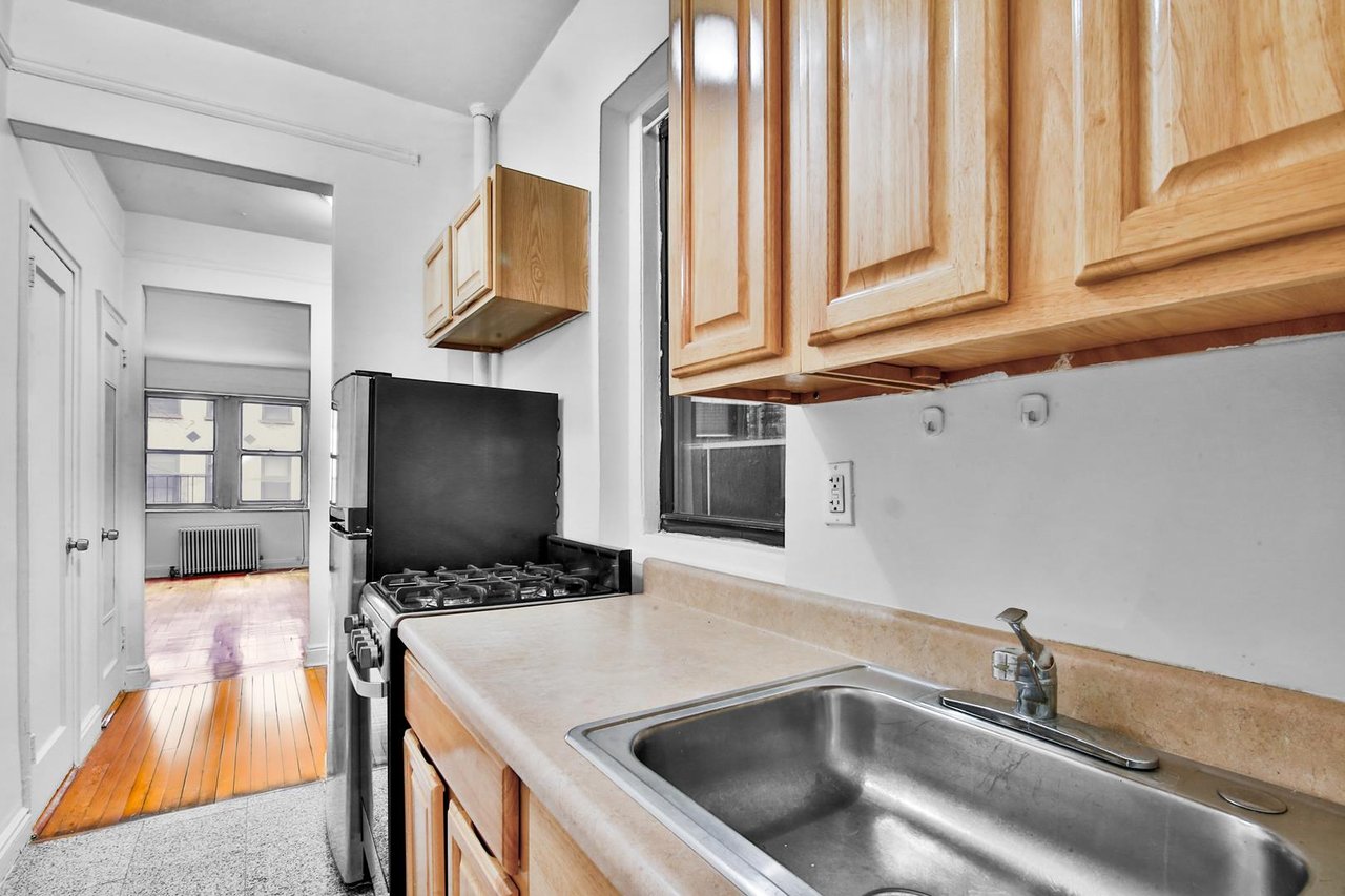 210 East 38th Street, Apt 3-G