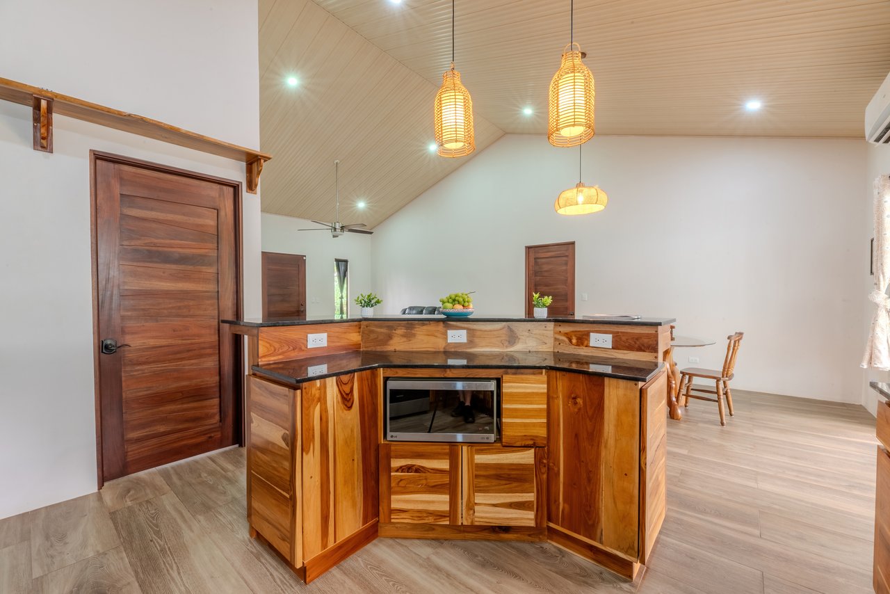 Vista de la Montaña House - Beautiful residence in the desirable Finca Los Alfaro - Quepos