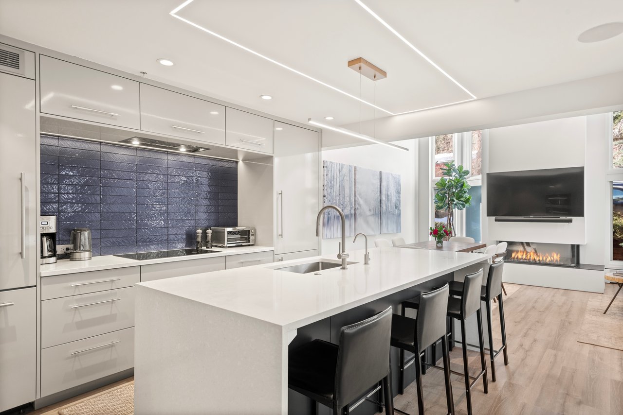 Newly Remodeled Core Condo with Aspen Mountain Views