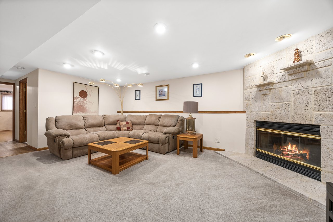 8000 Oakview Lane, Woodridge