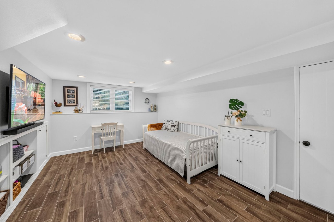 24 Beacon St