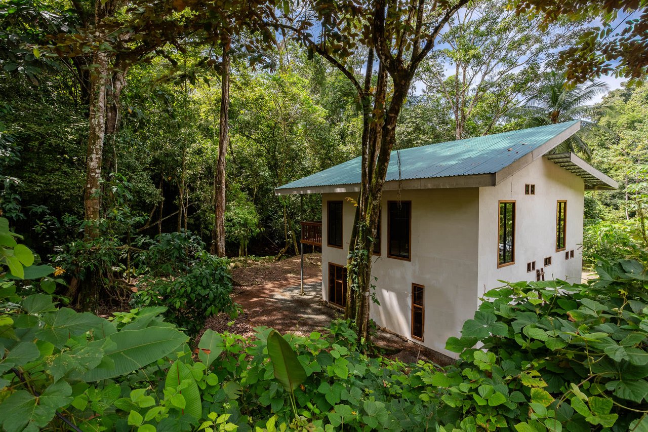 Prime Investment Opportunity In Uvita’s Premier Location:  Casa Casario – Your Fixer-Upper Dream!