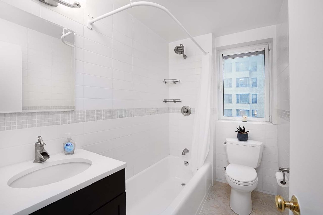  45 East End Avenue, #5J