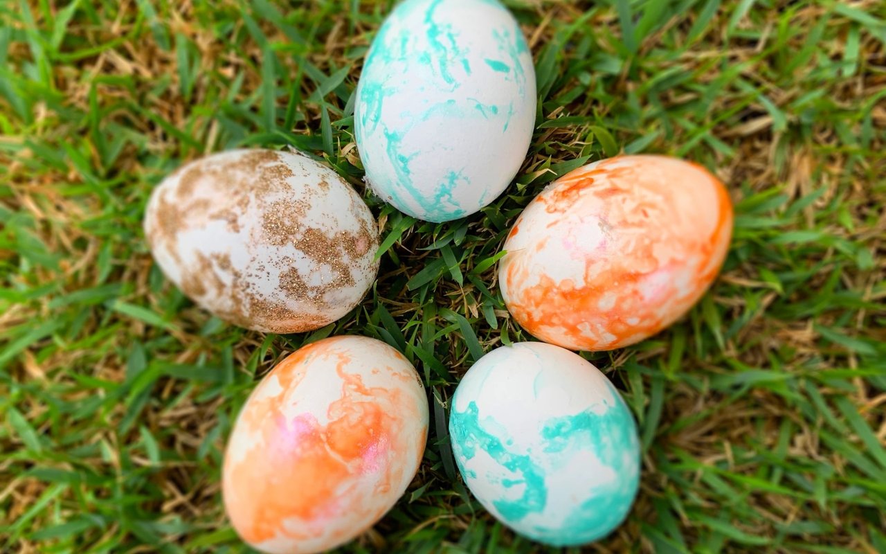 Marbleizing Easter Eggs with Nail Polish