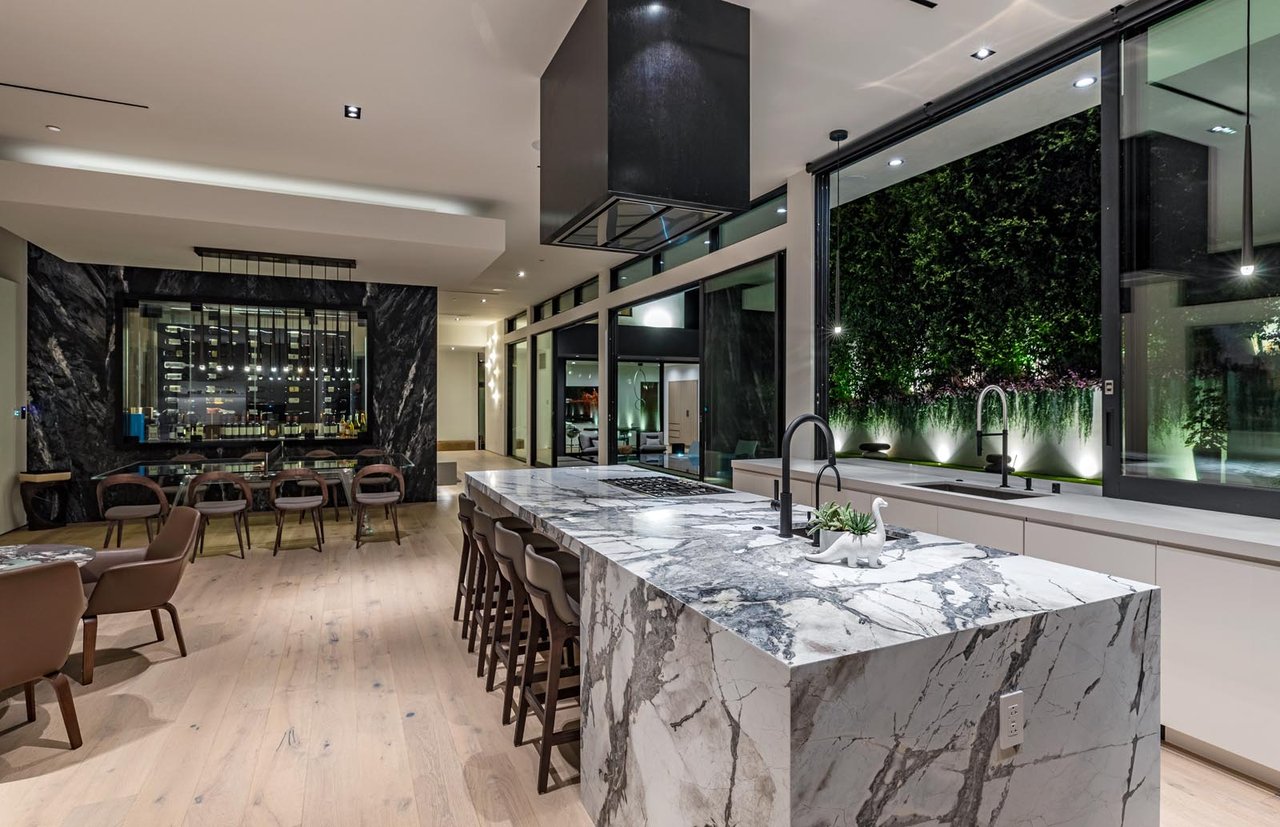 1172 N Doheny