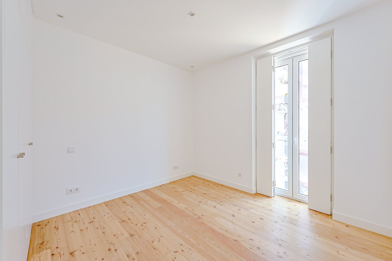 3-BDR Duplex with Sea View, Balcony & Private Lift in Monte Estoril