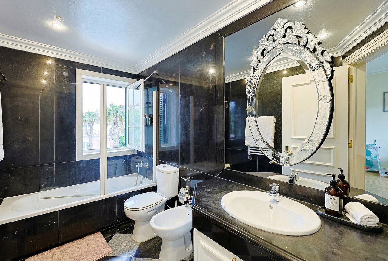 Spacious 8+2-Bedroom Villa with Pool for Rent in Cascais