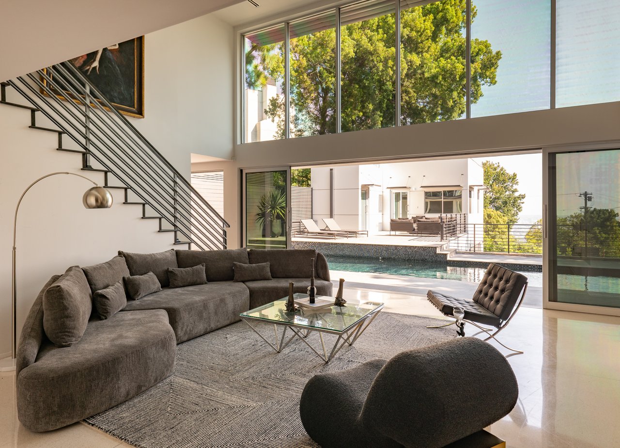 1545 Sunset Plaza Dr