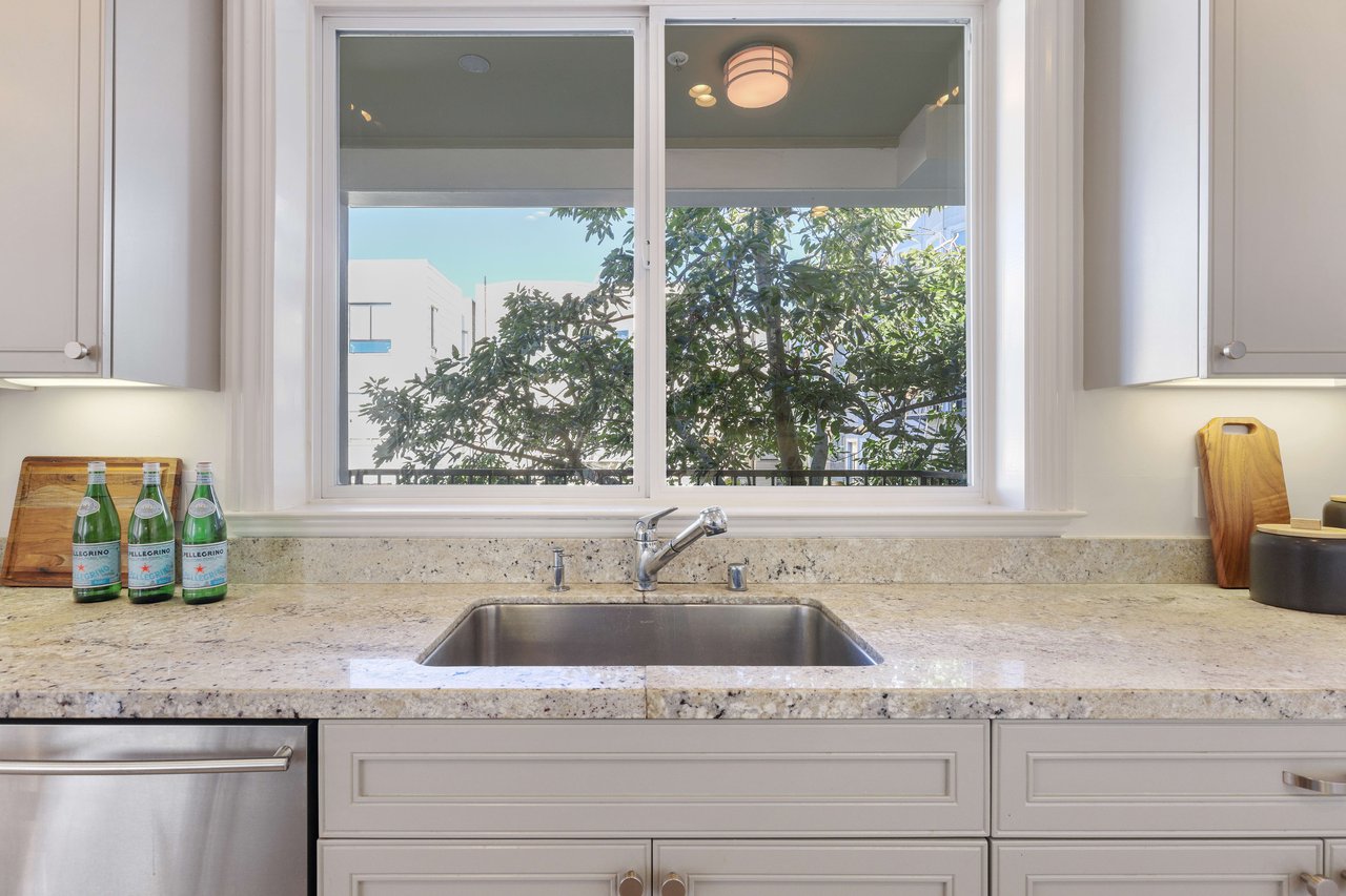 Bright 2 Bedroom Nob Hill Condominium
