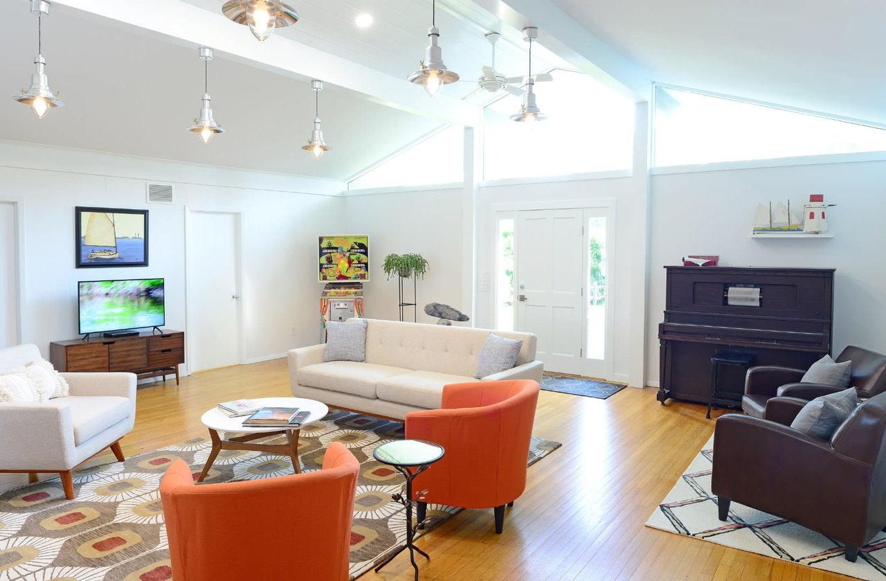 Modern Waterfront with Dock in East Hampton 
