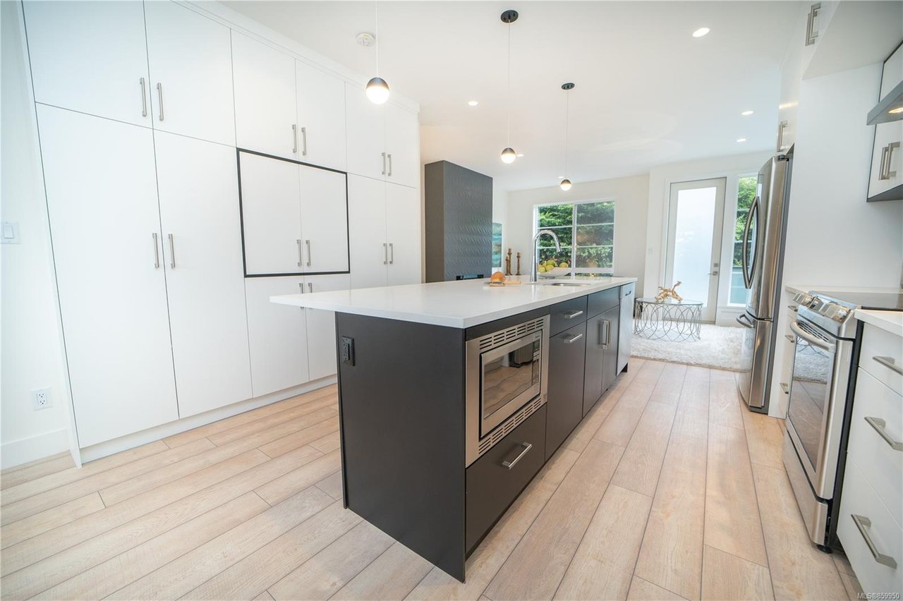 5-1052 Tillicum Rd