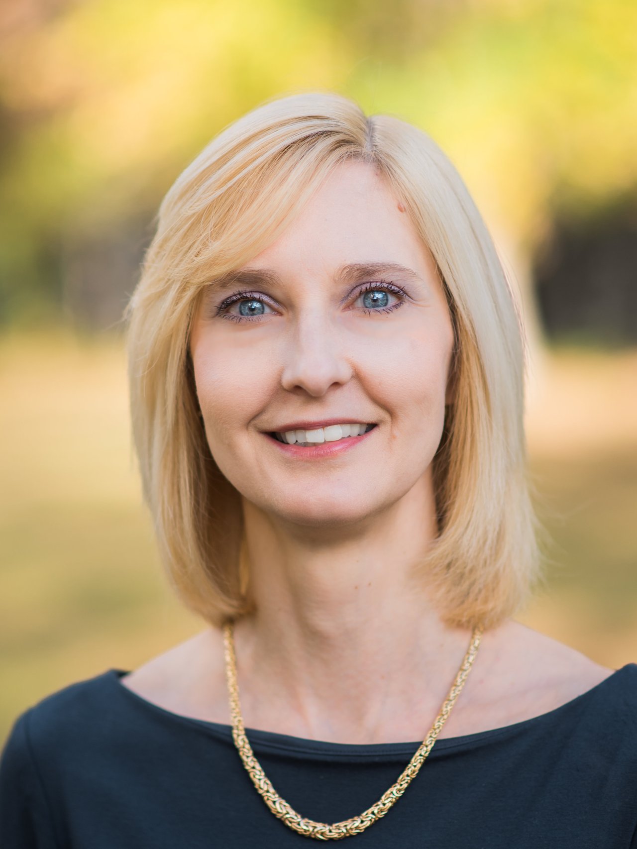 Suzanne Andrews Savannah, GA Real Estate Agent Headshot