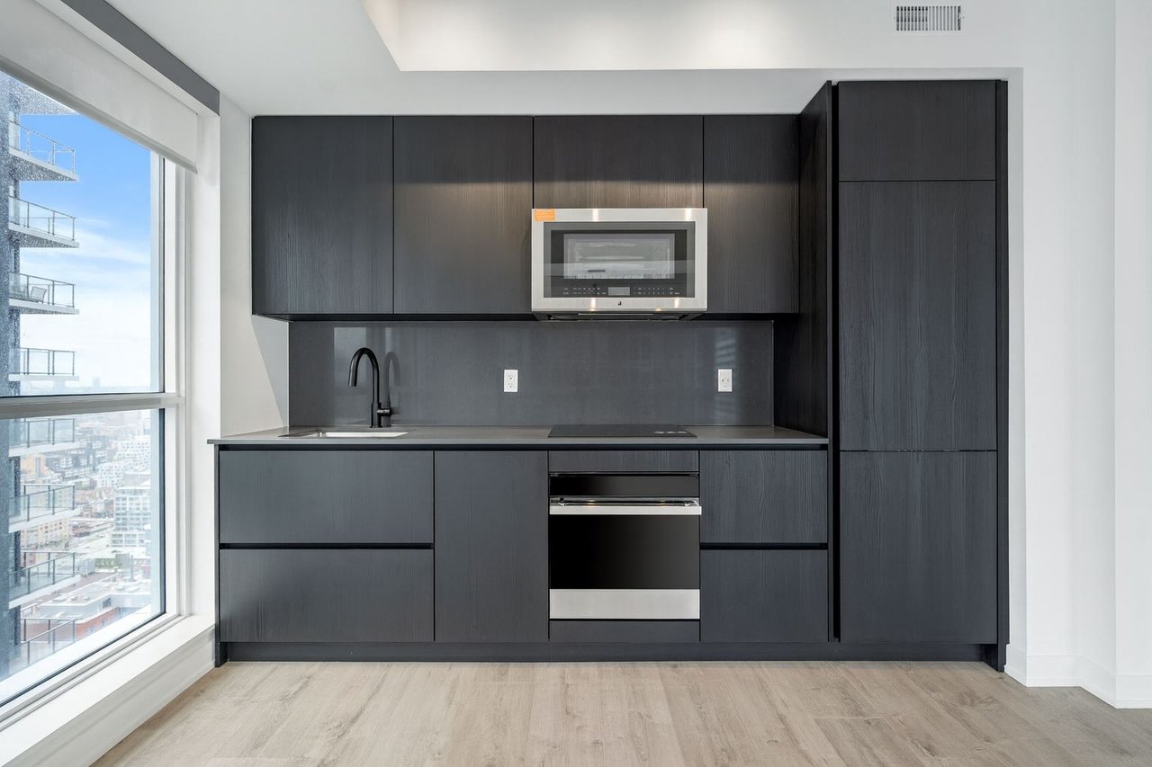 327 King Street W Unit: 3703