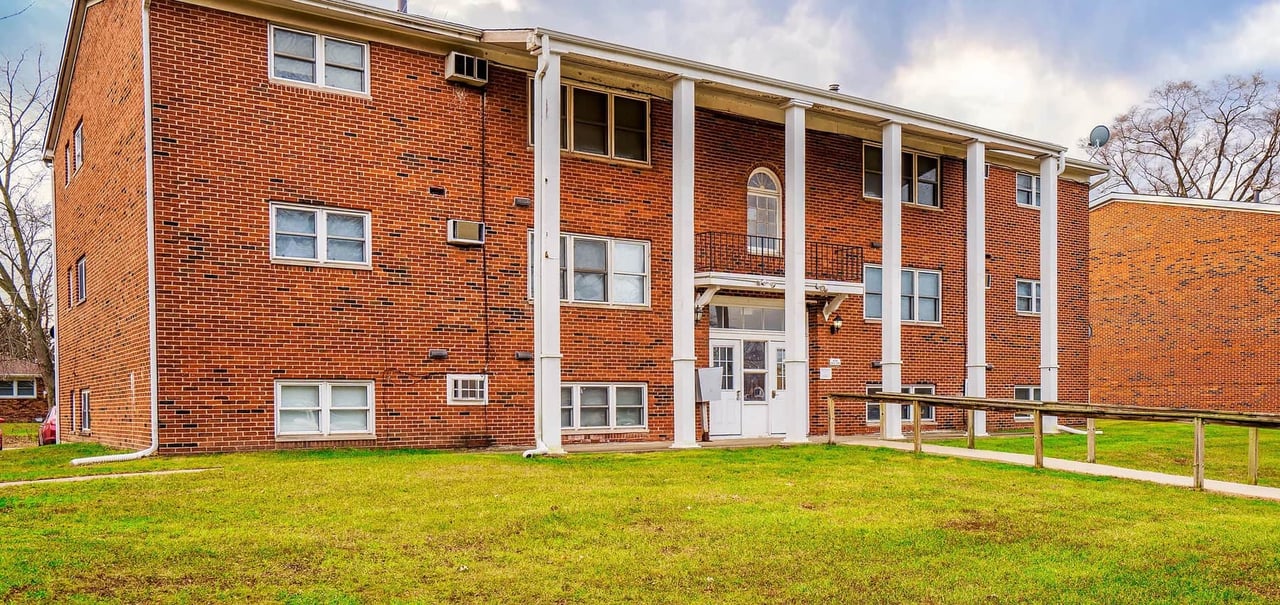 Colonial Manor Apartments