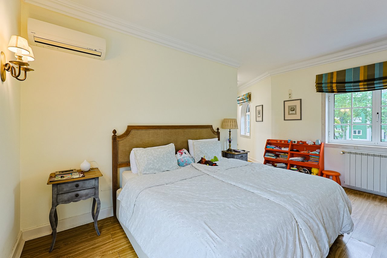 Spacious 8+2-Bedroom Villa with Pool for Rent in Cascais