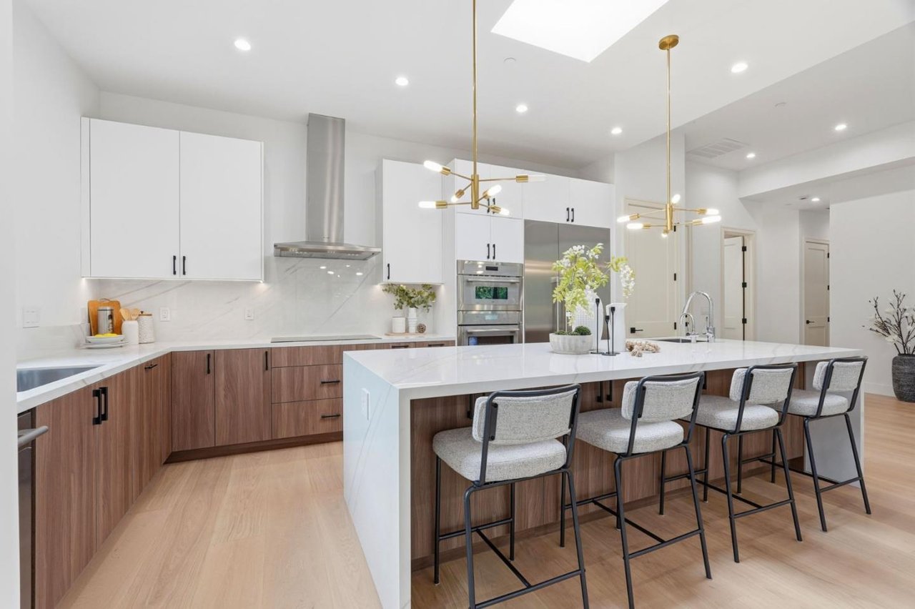 1084 Moffett Circle, Palo Alto, California 94303