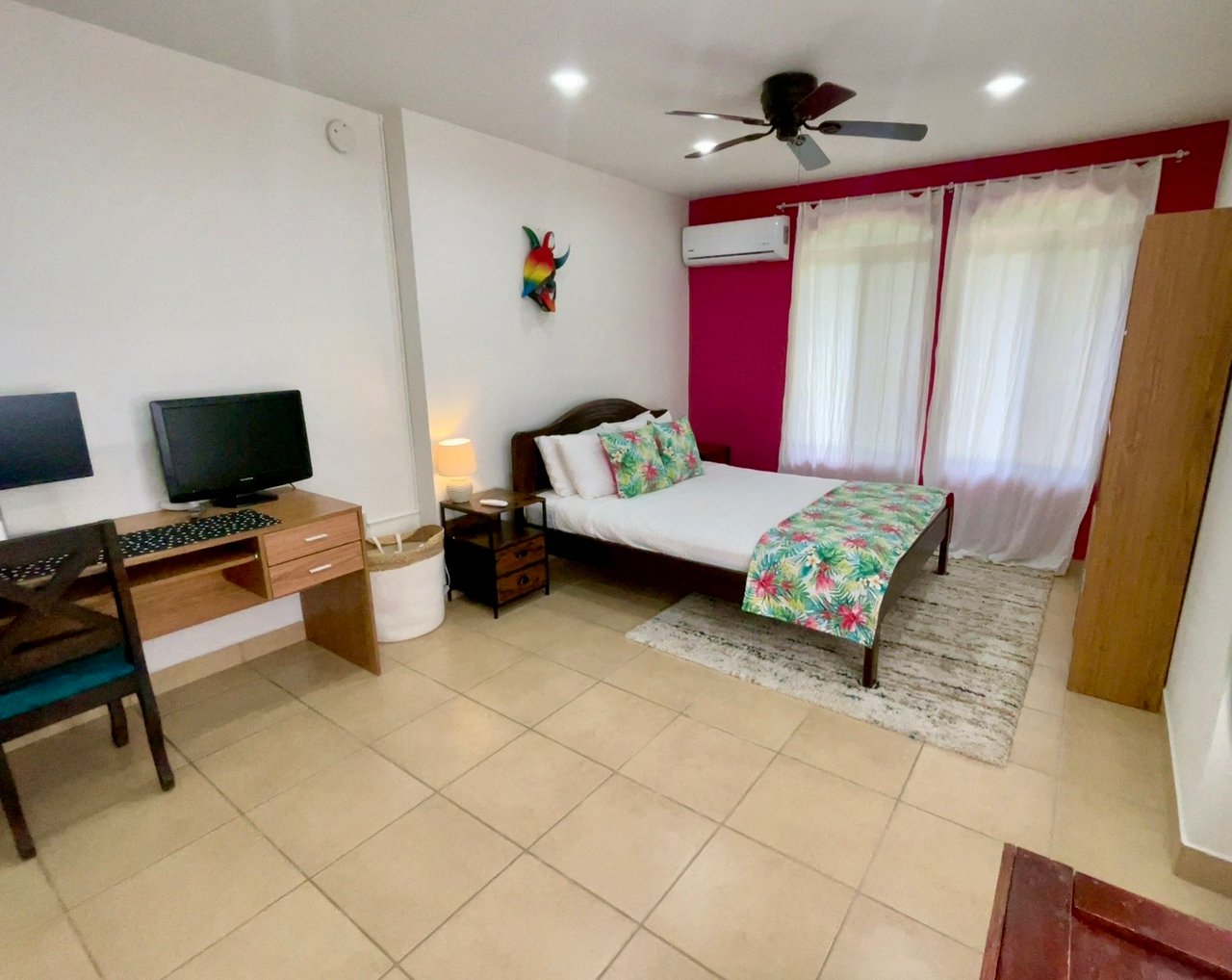Casa Luna, 3bed /3bath Private Oasis, Convenient Location