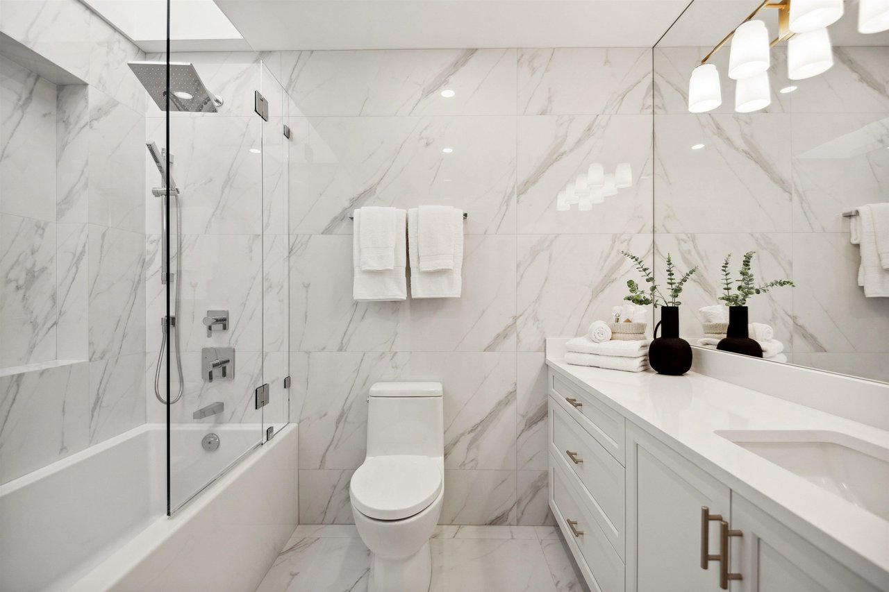 207-2433 Bellevue Ave