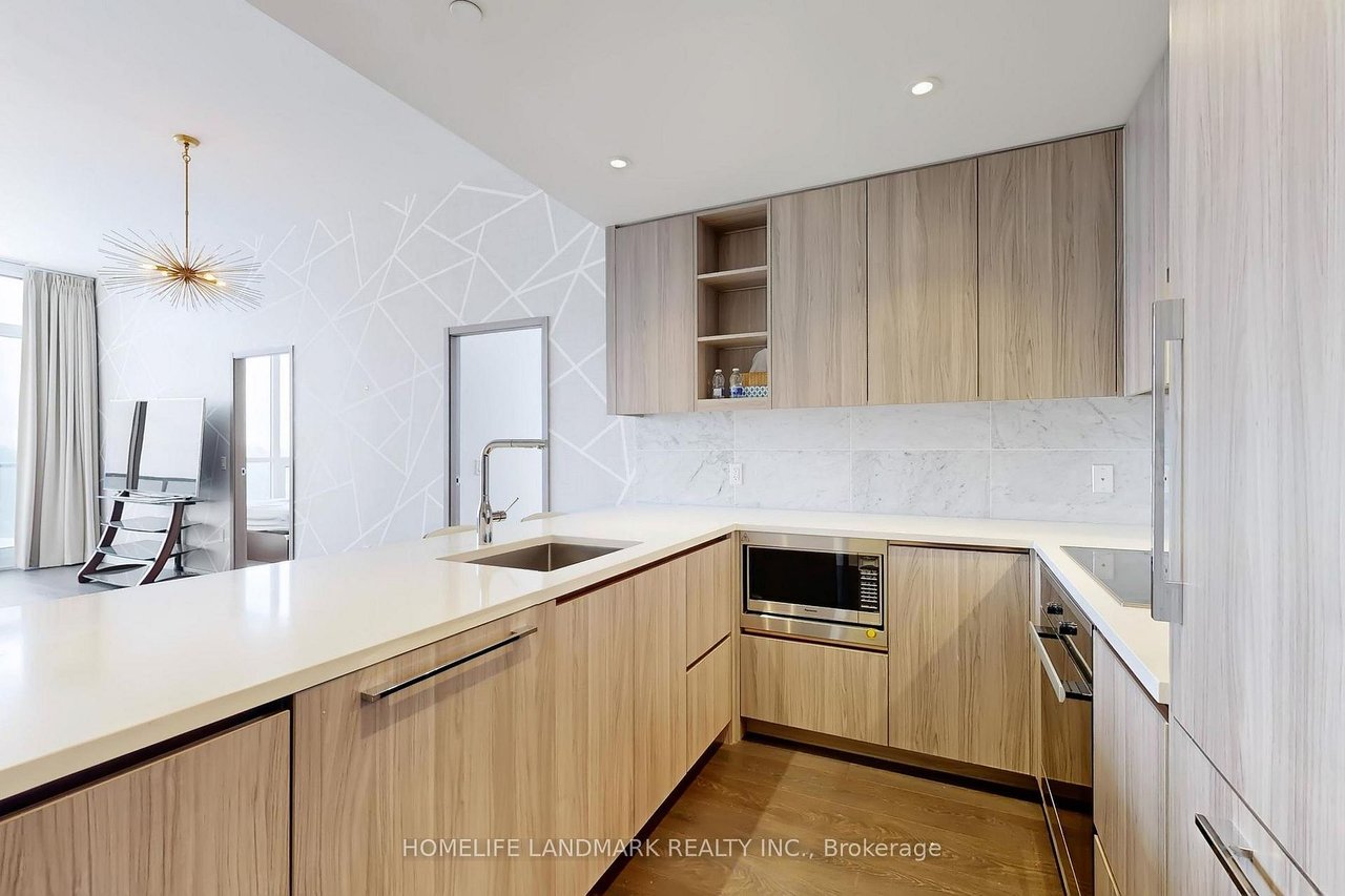 NORTH YORK'S PRESTIGIOUS COMMUNITY PENTHOUSE