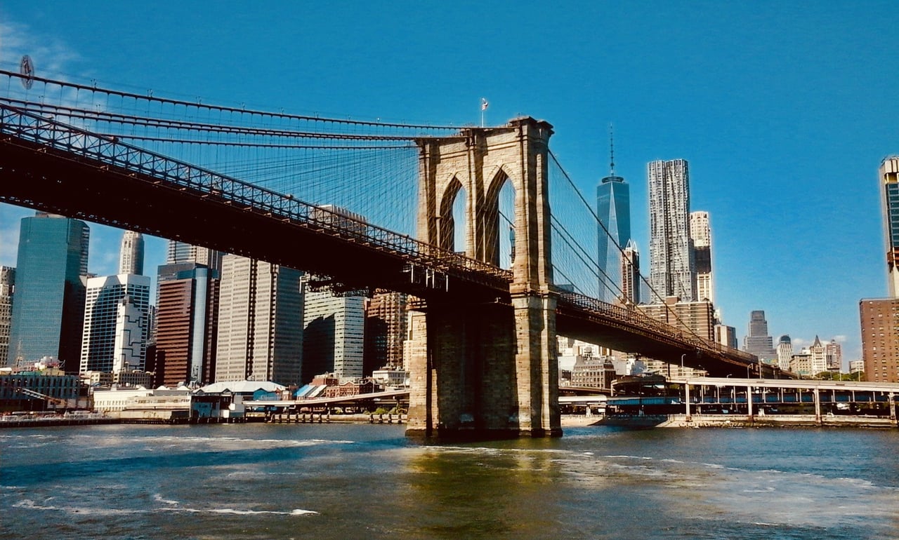 75 Henry Street cooperative building in Brooklyn Heights featuring full-service amenities, townhouse residences, and convenient access to Brooklyn Bridge Park.