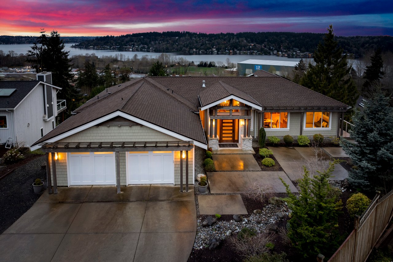 CONTEMPORARY LAKE VIEW RETREAT