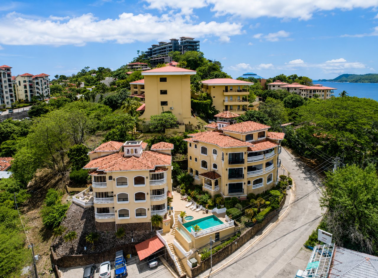 Flamingo Marina Real 11 – Move-in Ready Condo Steps from Flamingo Beach   