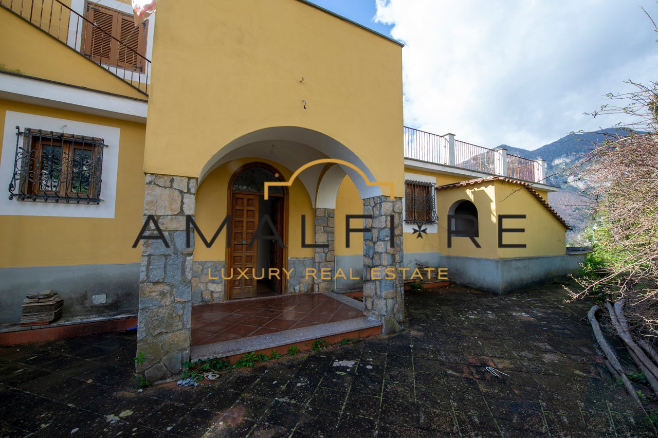 Villa With Garden and Two Outbuildings to Renovate in Minuta Di Scala