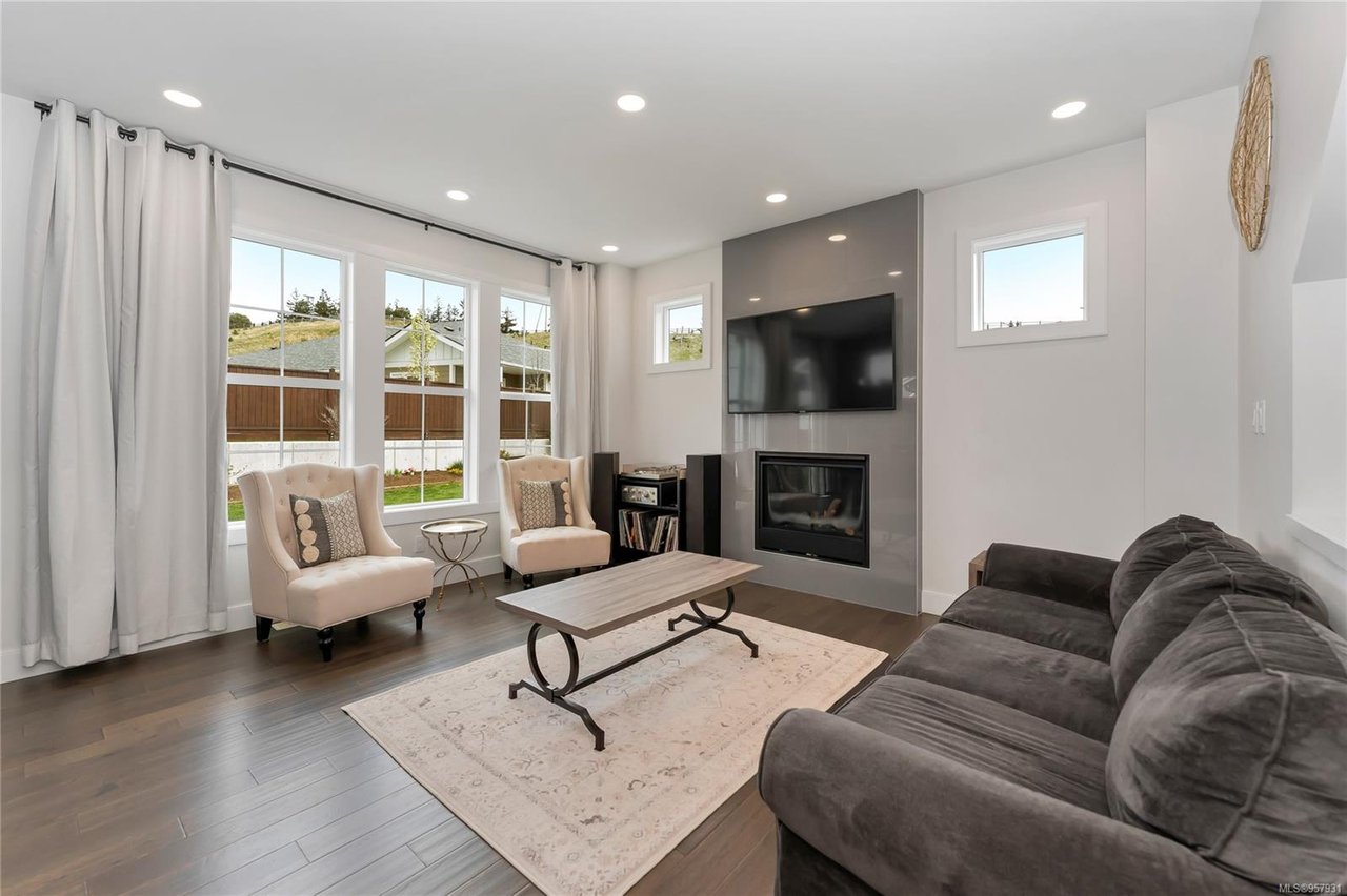 3359 Curlew St