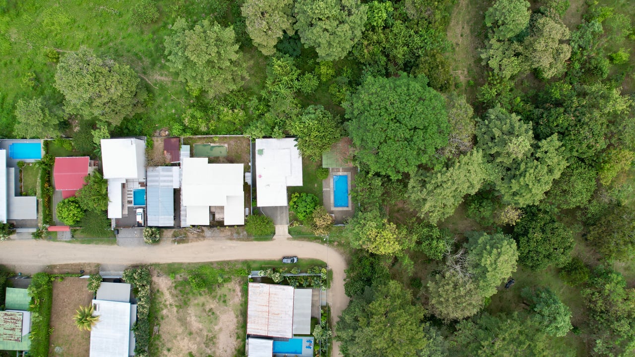 3-Bedroom Home with Large Pool and Garden in Bahía