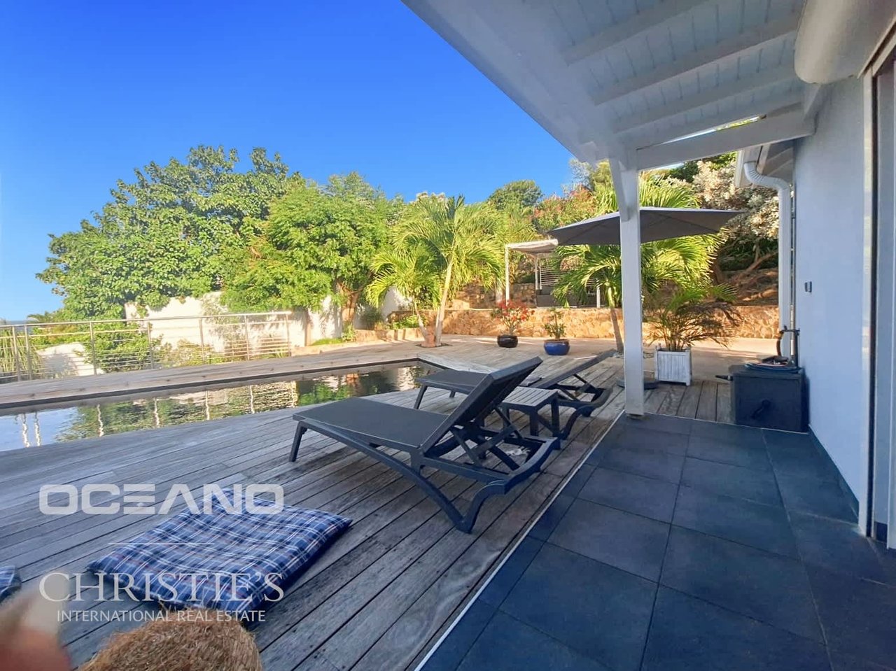 Beautiful 3-bedroom villa with sea view - Oyster Pond