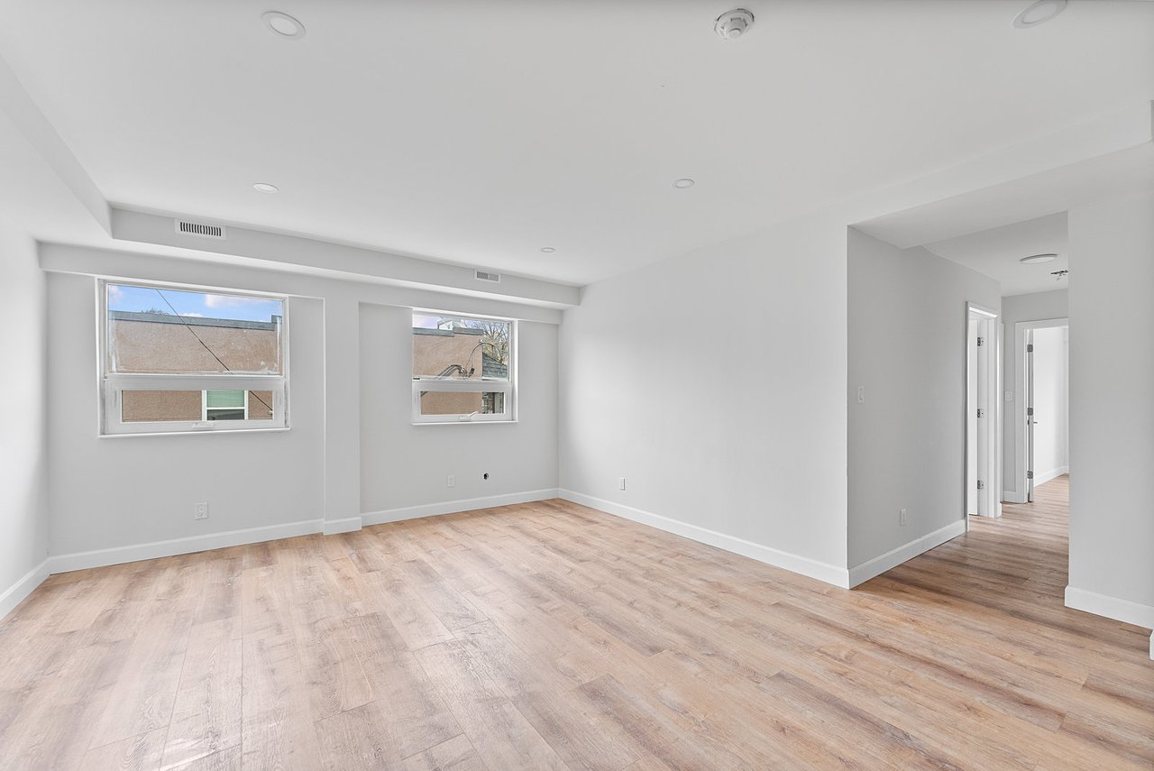 1328 Gerrard Street E 304