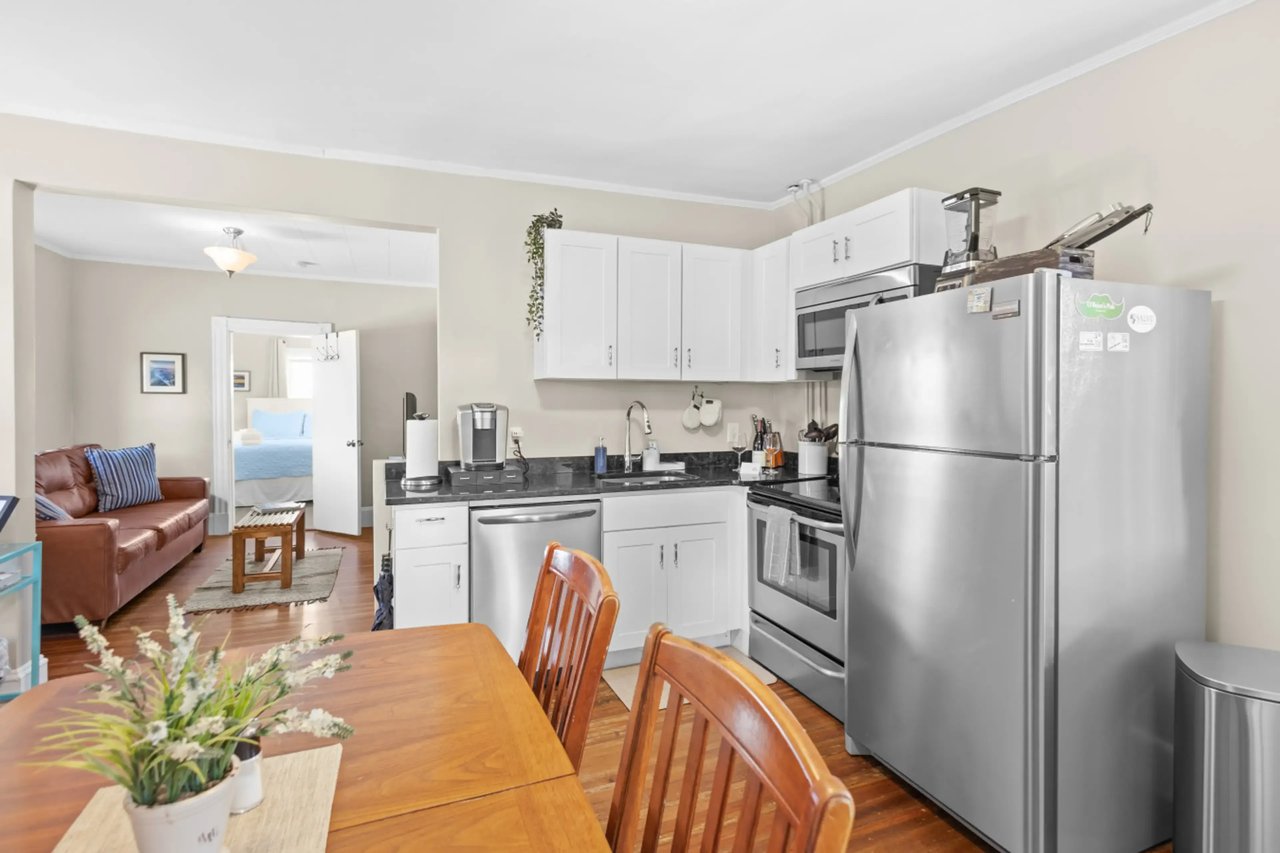 First Floor Apartment Near the Cliff Walk and More