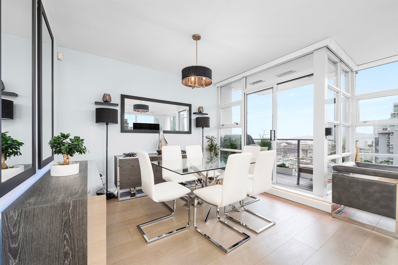 2205-638 Beach Cres