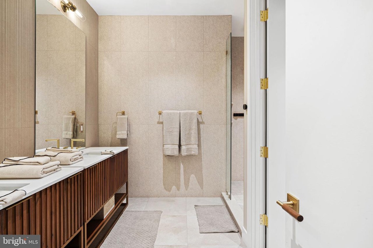 2017 Sansom St, Philadelphia, PA 19103