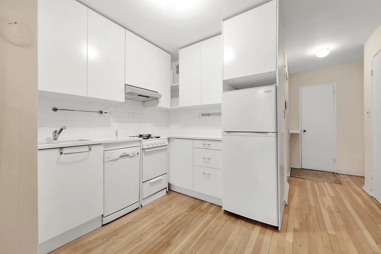 229 E 28th St #5C