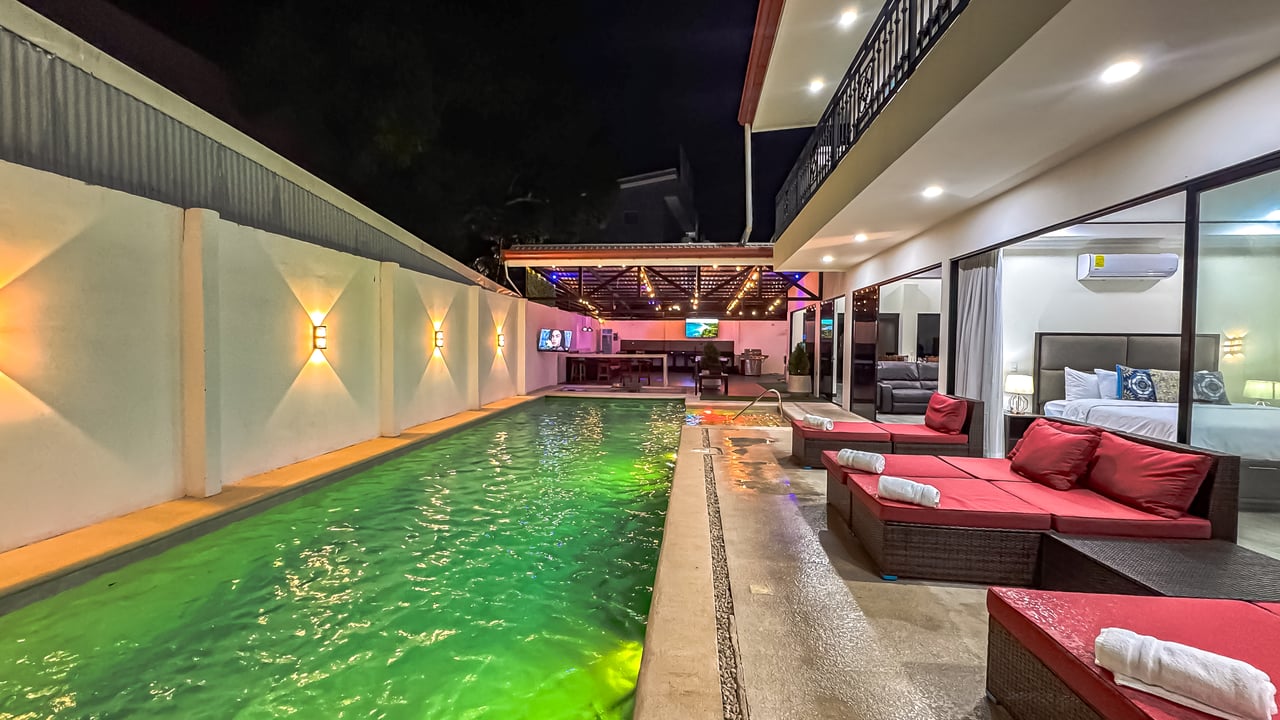 21472 - Fully Furnished Turnkey Luxury Beach Residence, 9 suites, 50 mts from Jaco Beach