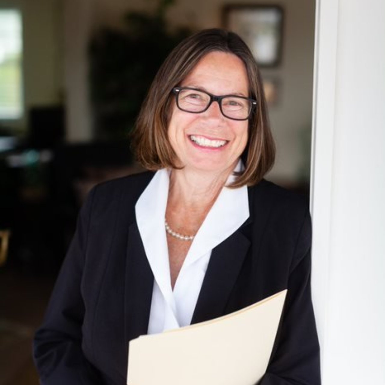 Cindy Hawkins Colley Seaside, OR Real Estate Agent Headshot