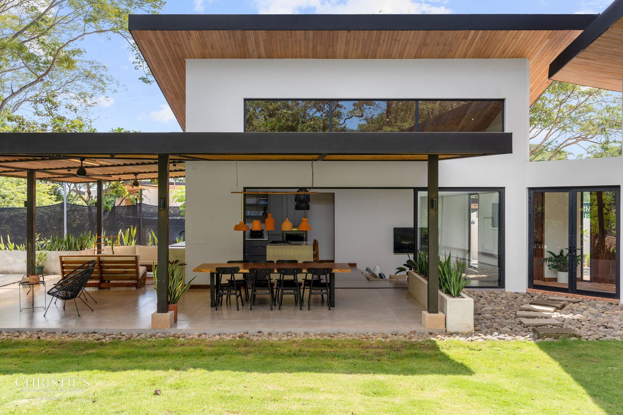 Casa Lola – Contemporary Beachside Oasis in Playa Grande