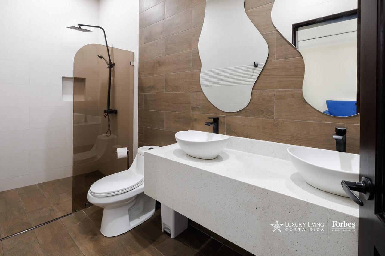 21472 - Fully Furnished Turnkey Luxury Beach Residence, 9 suites, 50 mts from Jaco Beach