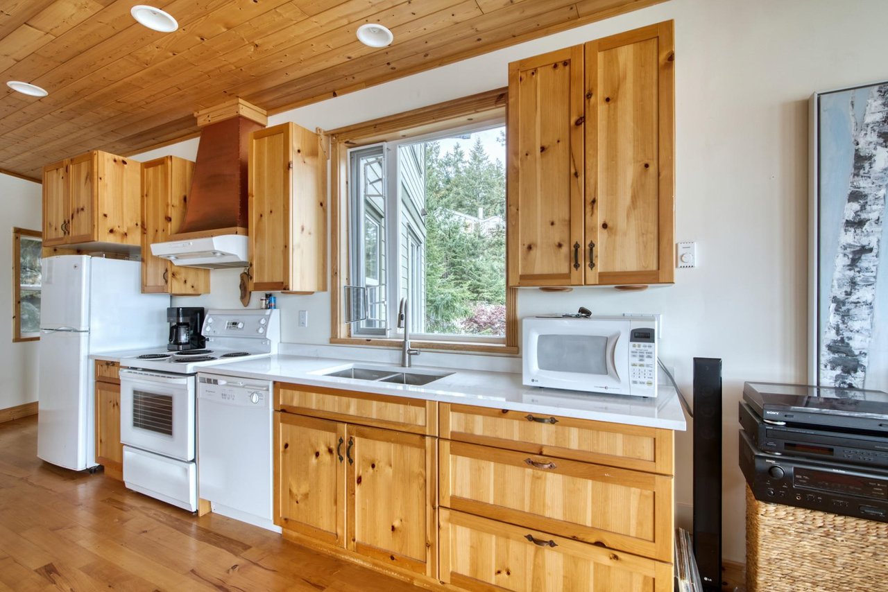 280 Arbutus Reach Rd