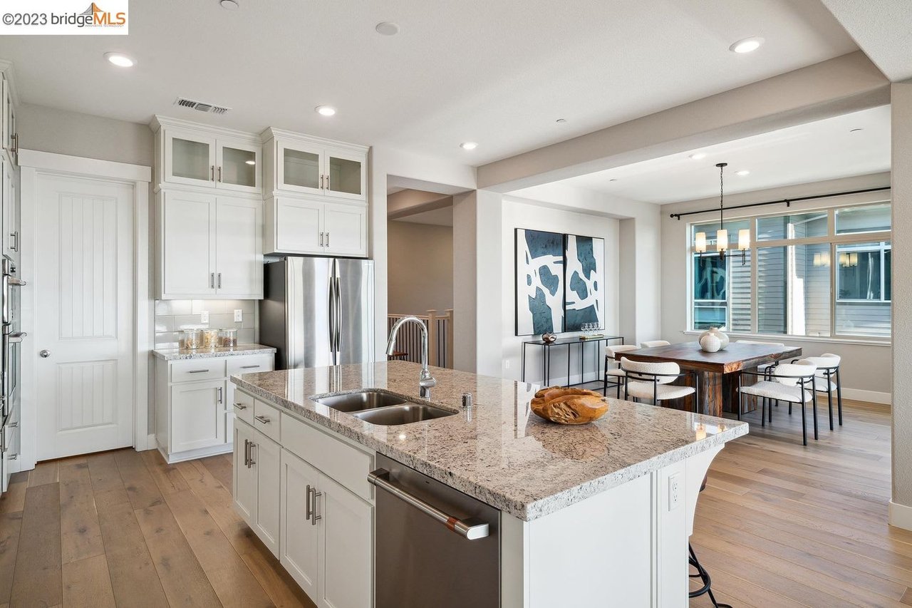 6743 Skyview Dr, Oakland, CA 94605