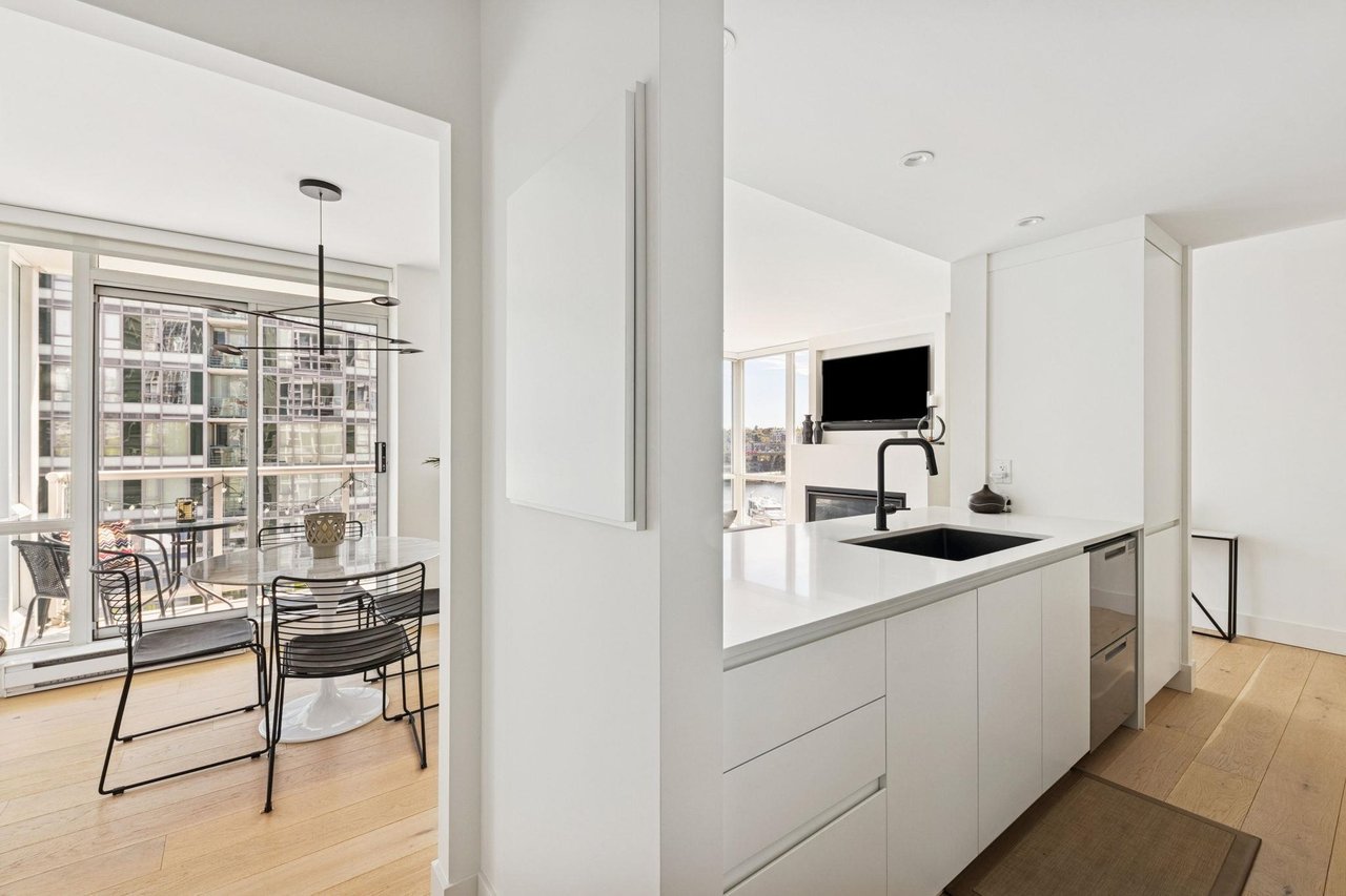 801-1077 Marinaside Cres