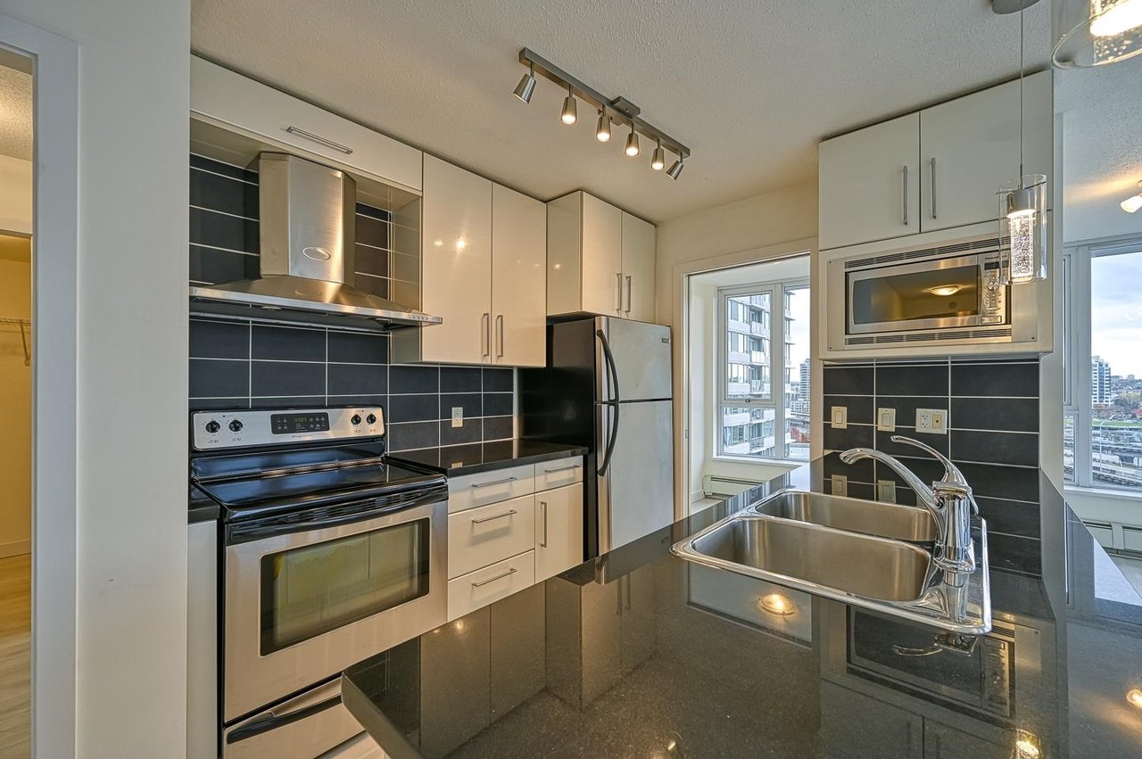 1105-689 Abbott St