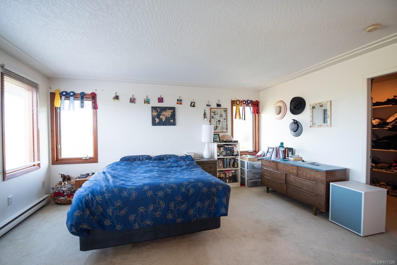7081 Central Saanich Rd