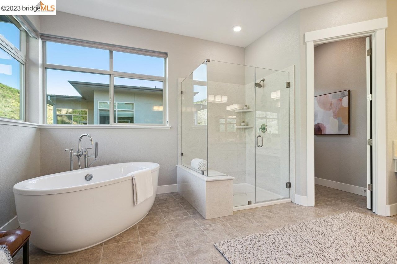 6743 Skyview Dr, Oakland, CA 94605
