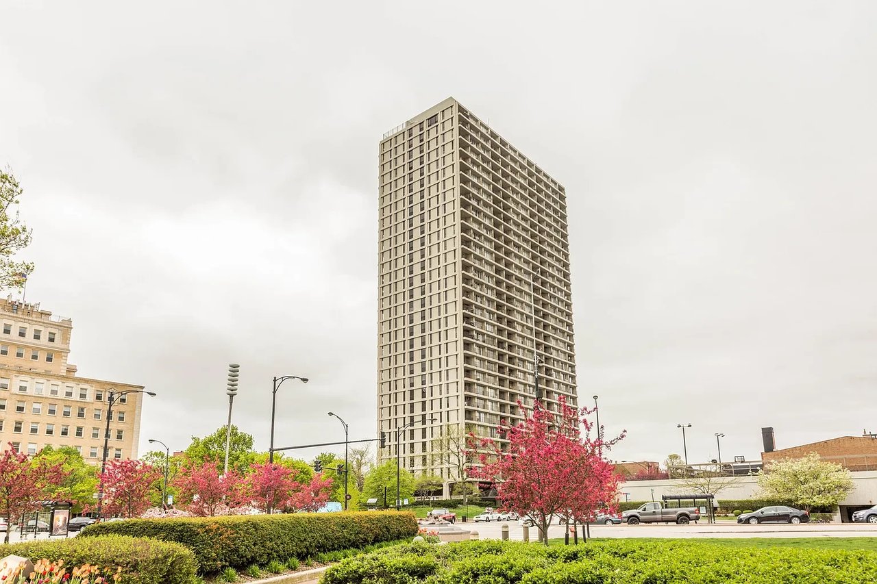1960 N Lincoln Park W