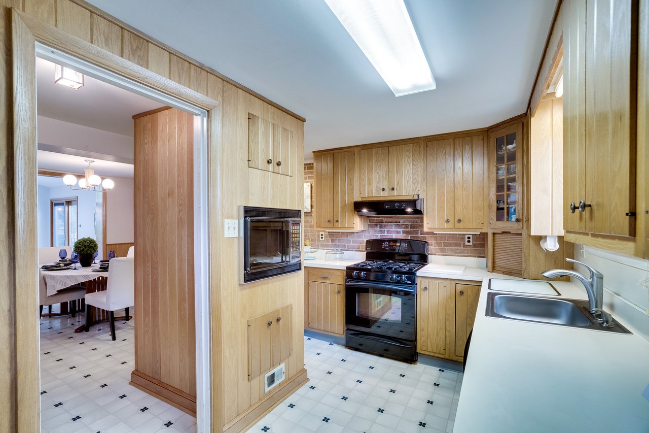 8609 Cyrus Pl