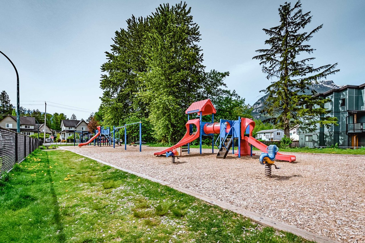 B203-40120 Willow Cres