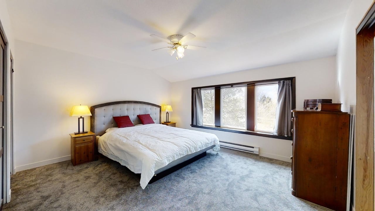 2254 Read Cres