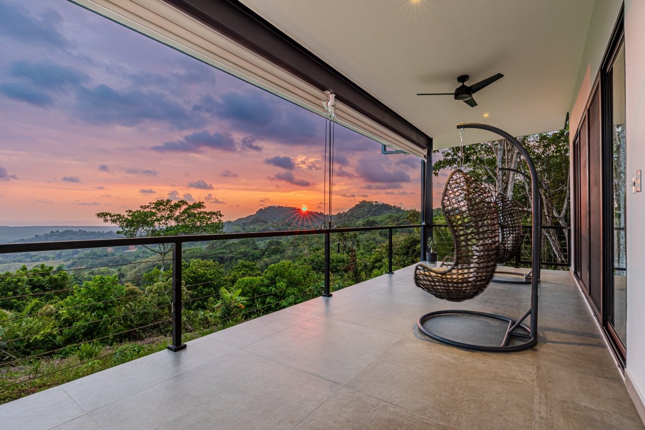 Solar Powered Infinity Pool Home, Ojochal, Puntarenas